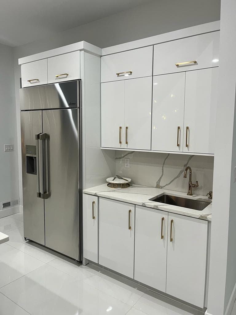 White Gloss Kitchen with Gold Hardware